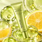 ARENCIA Vitamin C Booster Shot 30 ml – zelena tuba korejske kreme za lice okružena kriškama limuna, sjajnim kapljicama i staklenim kuglama