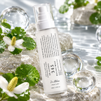 Dr. Althea 345 Relief Mist 100 ml – hidratantni sprej za lice na prirodnom kamenu, okružen kapljicama vode, zelenim listovima i bijelim cvjetovima