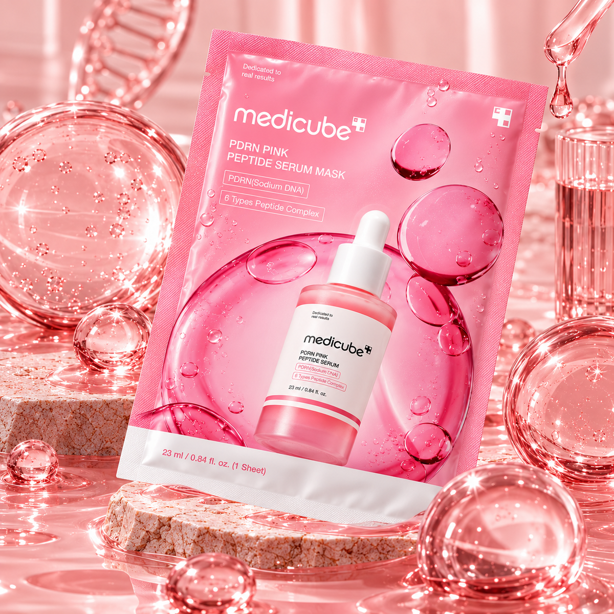 MEDICUBE PDRN Pink Peptide Serum Mask 23 ml – roze pakovanje maske na kamenom postolju, okruženo kapljicama seruma i staklenim kuglama u ružičastom ambijentu