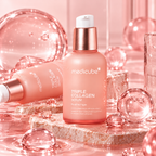 MEDICUBE Triple Collagen Serum 4.0 55 ml – roze bočice seruma na kamenom postolju, okružene kapljicama vode i staklenim kuglama u ružičastom ambijentu